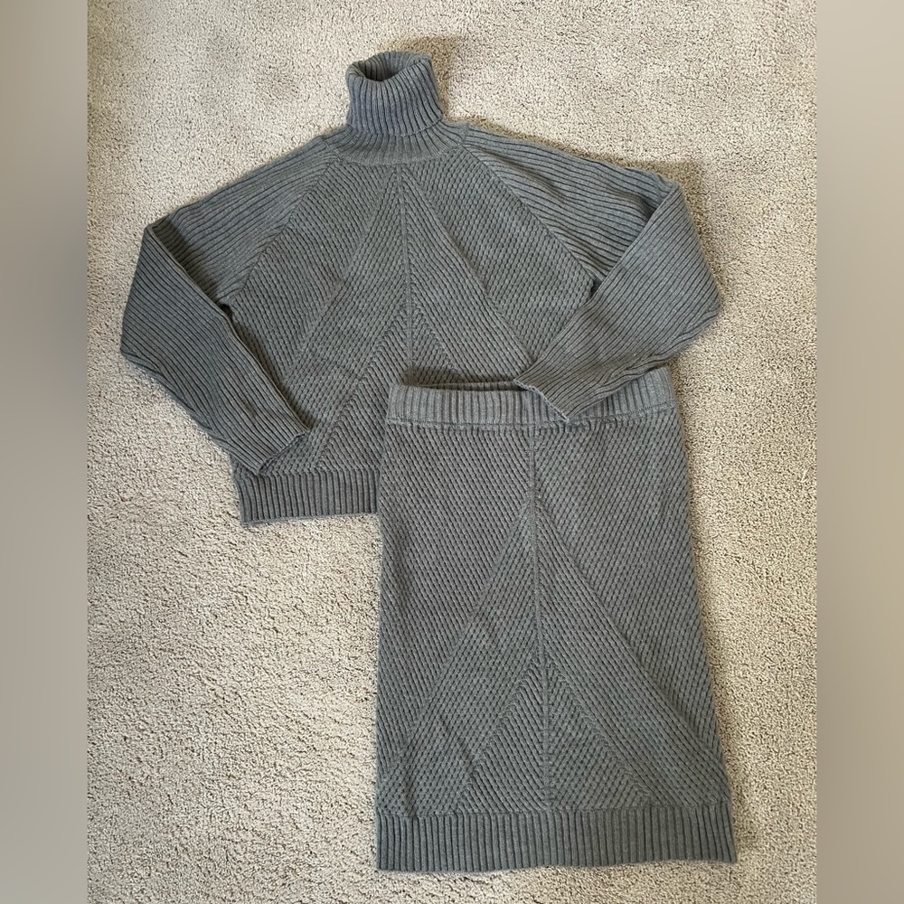 Womens 2 piece turtleneck sweater and skirt set. Size XL